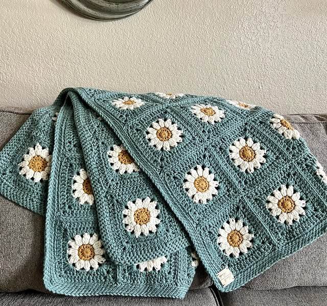 The Daisy Granny Square Blanket pattern - Crochet haven